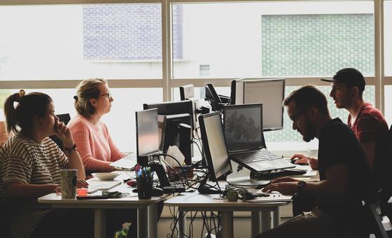 موظفون منهمكون في العمل.